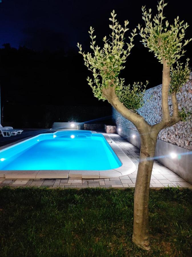 Village Holiday Apartman With Heated Pool Maslina Kostanje Exterior photo