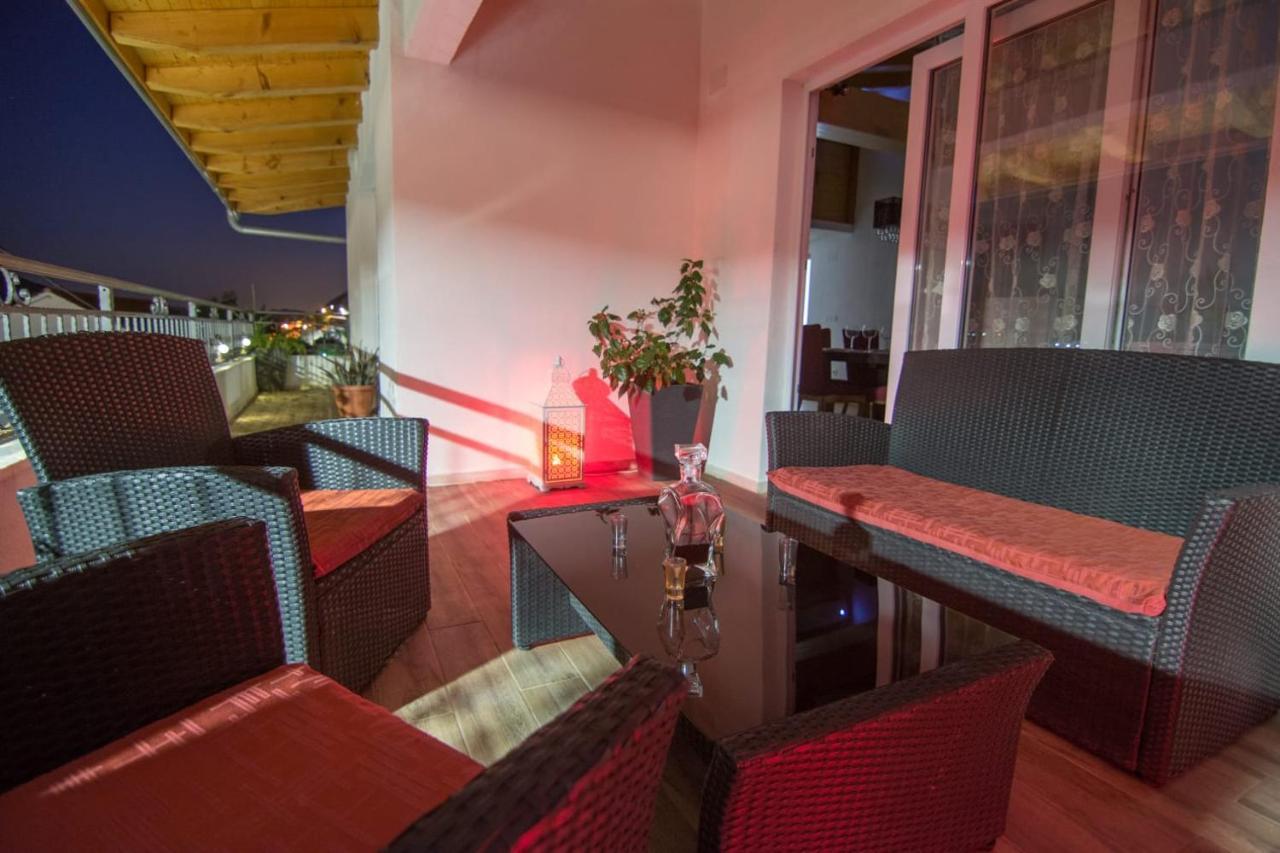 Village Holiday Apartman With Heated Pool Maslina Kostanje Exterior photo
