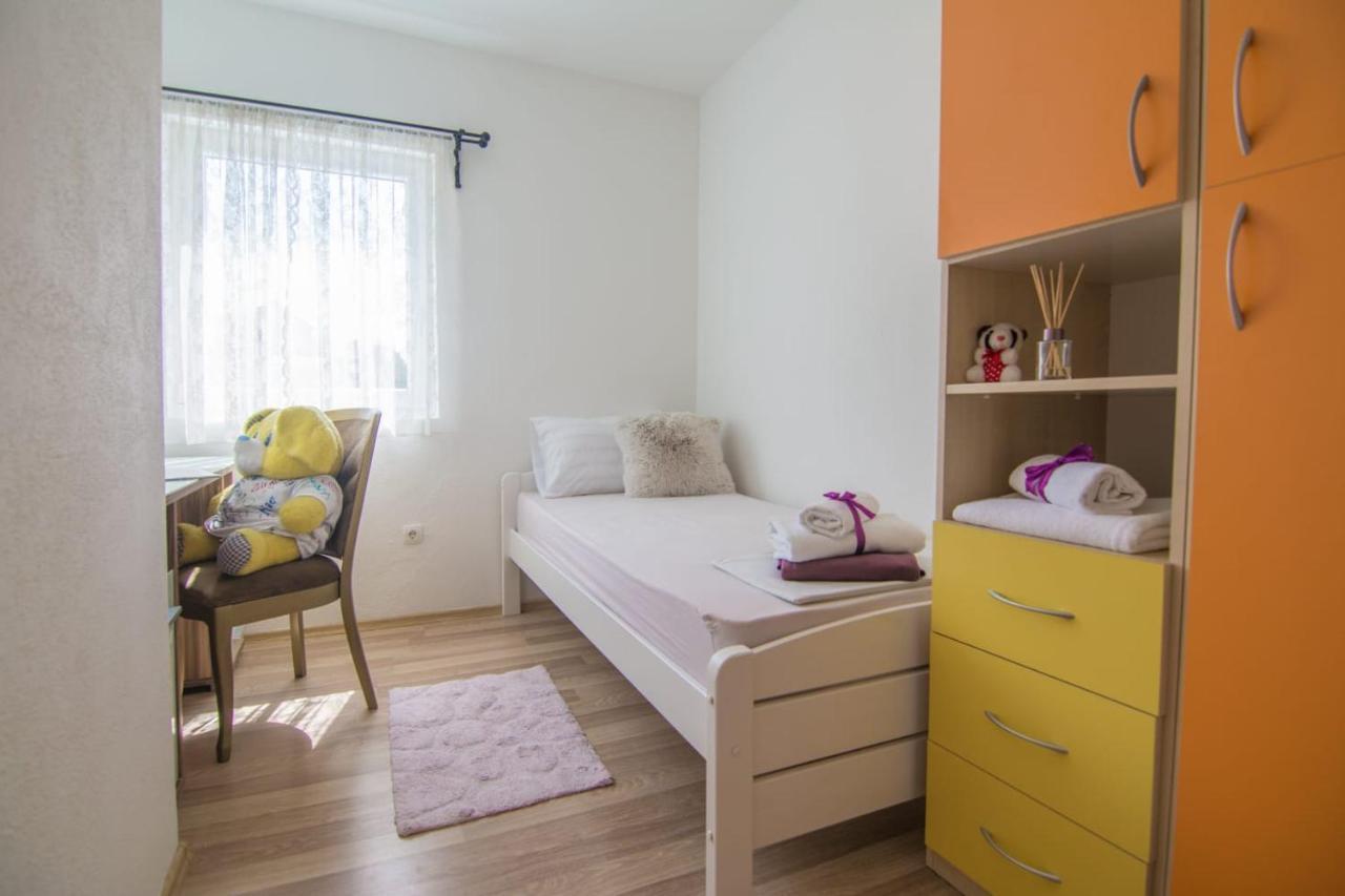 Village Holiday Apartman With Heated Pool Maslina Kostanje Exterior photo