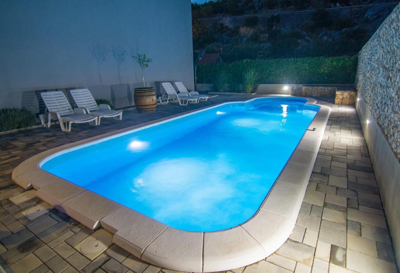 Village Holiday Apartman With Heated Pool Maslina Kostanje Exterior photo